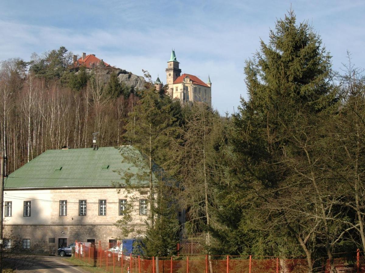 Willa House With The Pool And Fenced Garden Hnanice  Zewnętrze zdjęcie