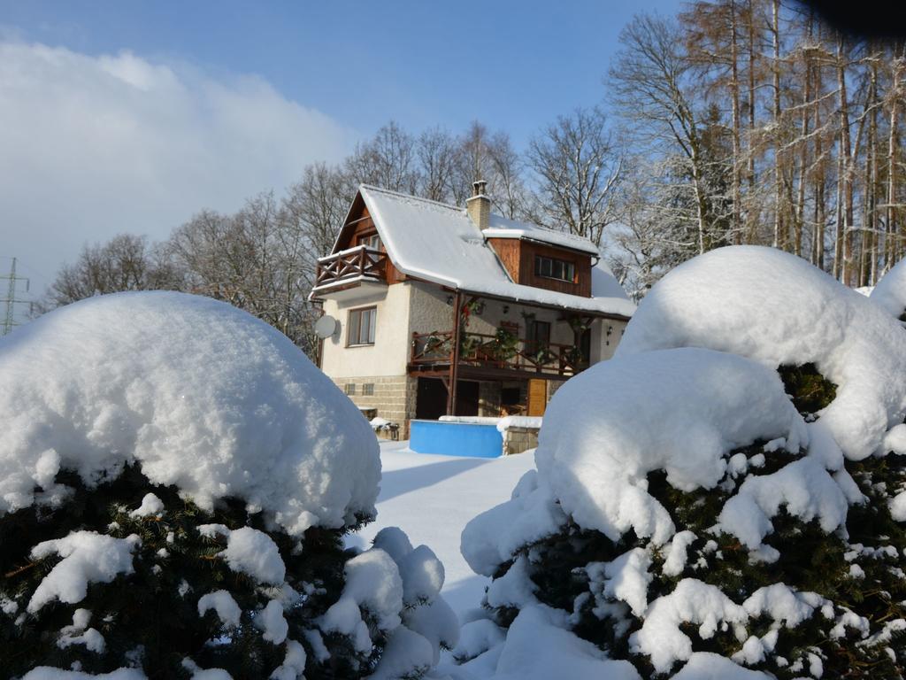 Willa House With The Pool And Fenced Garden Hnanice  Zewnętrze zdjęcie